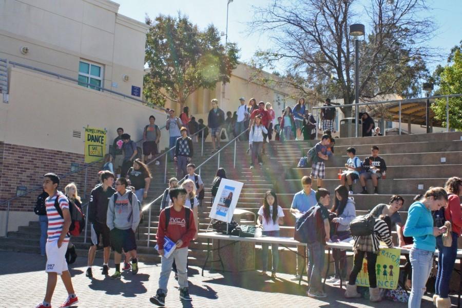 Carlmont Clubs Fair draws hundreds of students