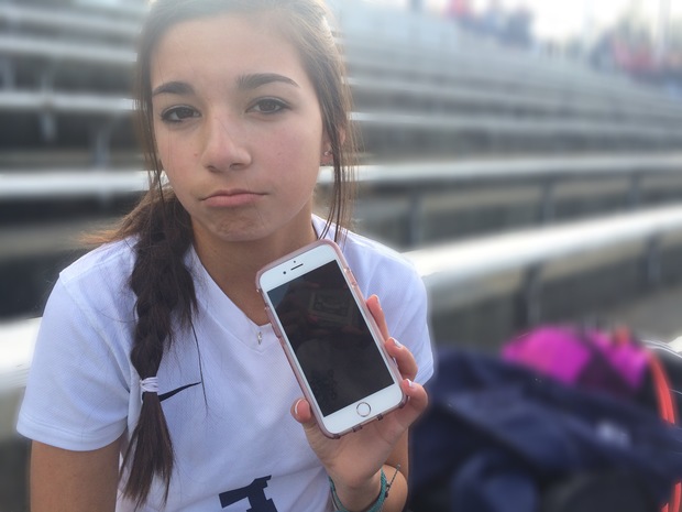 Students like sophomore Alexis Eliopoulos experience problems with the new iPhone software.