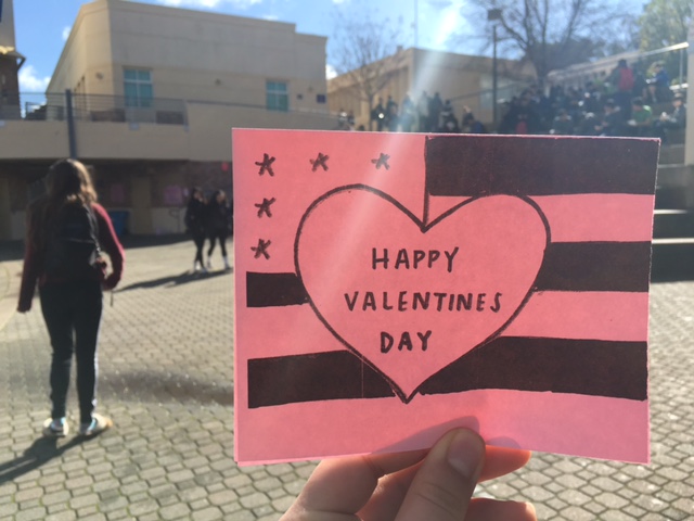 Carlmont bands together to write Valentine cards to veterans.