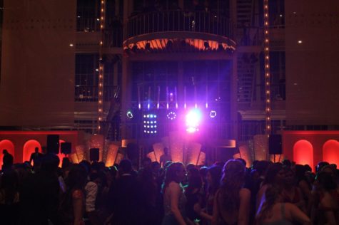 Carlmonts 2016 prom took place at the San Francisco Gallaria and will also be the location for 2019. This year prom will take place on April 27 at the San Francisco City Hall. 