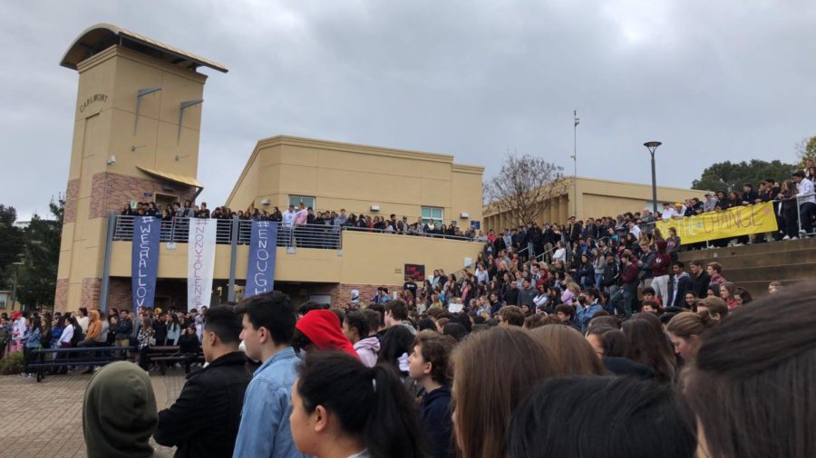 Carlmont+students+gather+in+the+quad+on+March+14+to+show+their+support+for+the+Parkland+shooting+victims.+