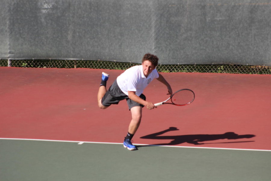 Sophomore+Ben+Barde+serves+the+ball+in+his+match+against+Woodside.