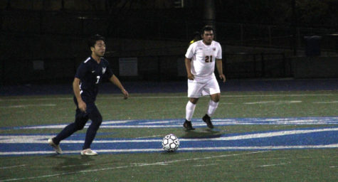 Sophomore Lance Liong looks upfield to make a pass.