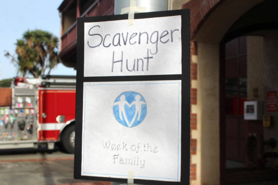 The posted scavenger hunt sign directs participants to the front desk. 