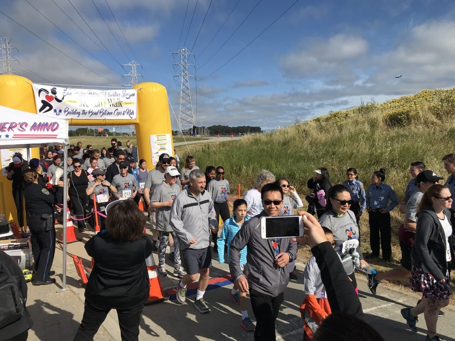 Hundreds of participants set off on their 5k run at Coyote Point. 