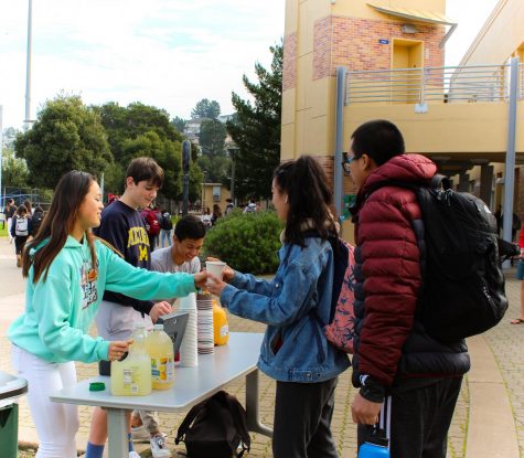 Members of ASB pour lemonade, orange juice, and fruit punch for students participating in waste-free week. Originally, we only bought a little bit of juice and after seeing how much participation we had on Wednesday, I went out and bought more juice, said Melina Dimick, a senior in ASB.