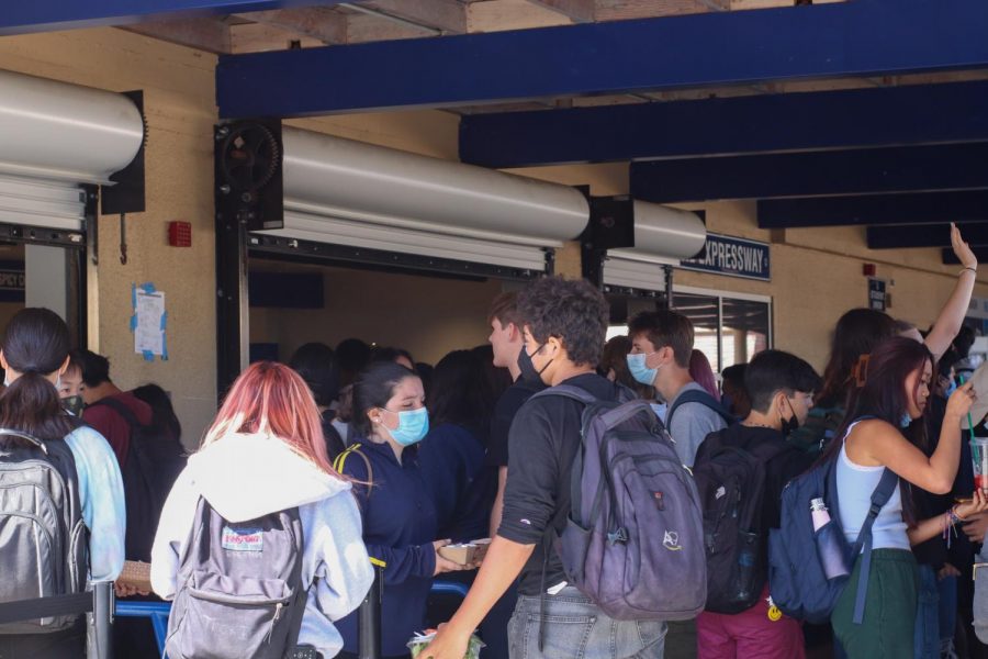 Carlmont+students+rush+to+the+lunch+line%2C+creating+huge+crowds+despite+restrictions+imposed+by+the+administration.+Its+just+really+inconvenient+for+everybody%2C%E2%80%9D+said+Zelia+LaPlaca%2C+a+sophomore.