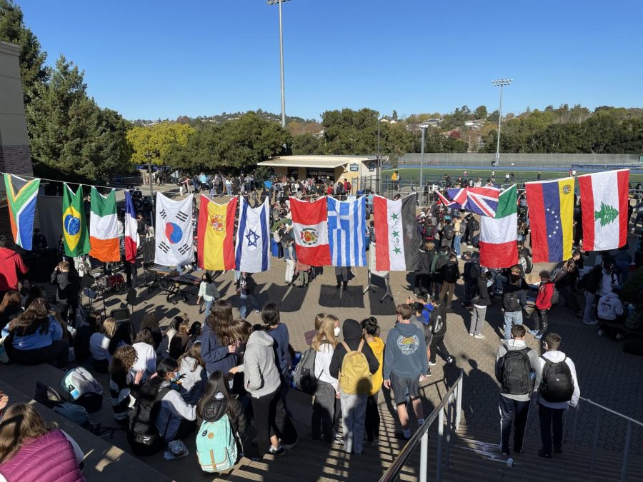 Students walk down to the quad to go to the Winter Around the World event.