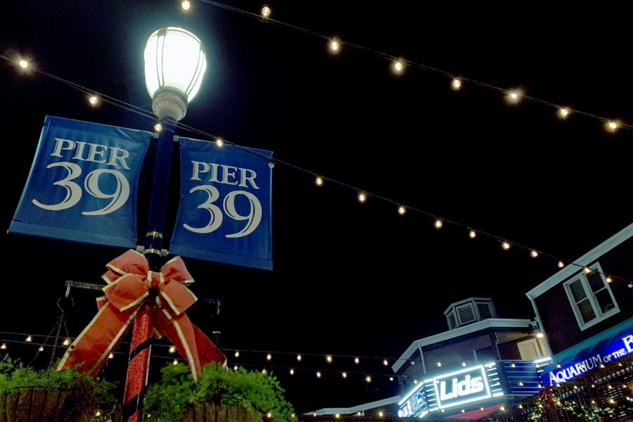 Along with the larger decorations such as lights and ornaments, the pier is decorated with small bows and details that add to the festive feeling. 