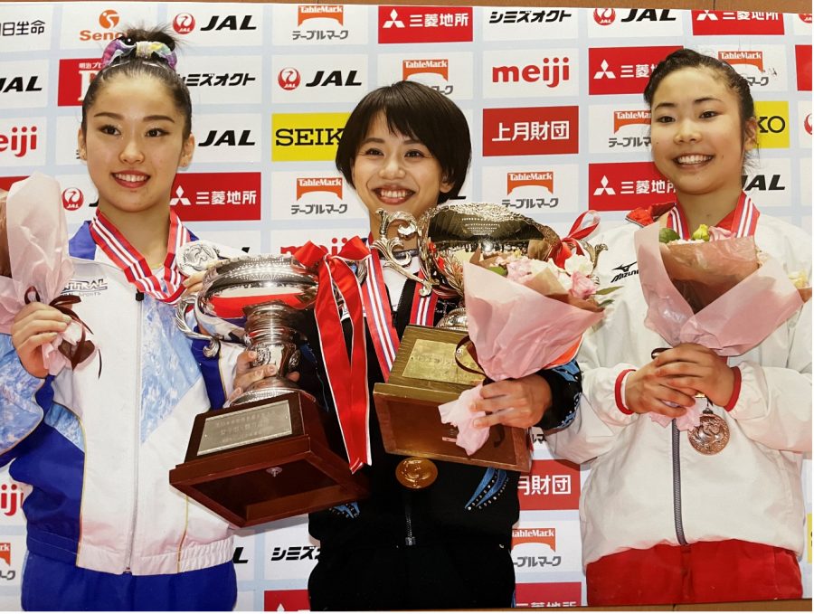 Soma (right, bronze medal) stands next to first-place winner of the All Japan Championships Mai Murakami. 