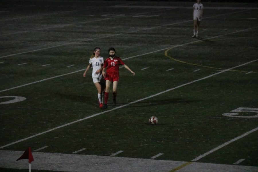 Sophie Skucha fights for the ball