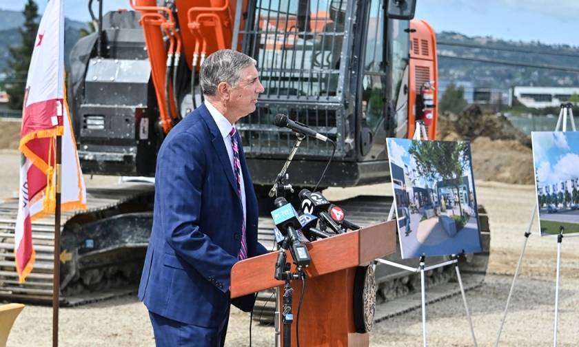 County Executive Mike Callagy unveiled the construction of San Mateo County’s new Navigation Center on April 13. The center will be able to house over 200 residents and provide them with services such as job opportunities and plans to connect them with the means to get the permanent housing they need for a better future. 