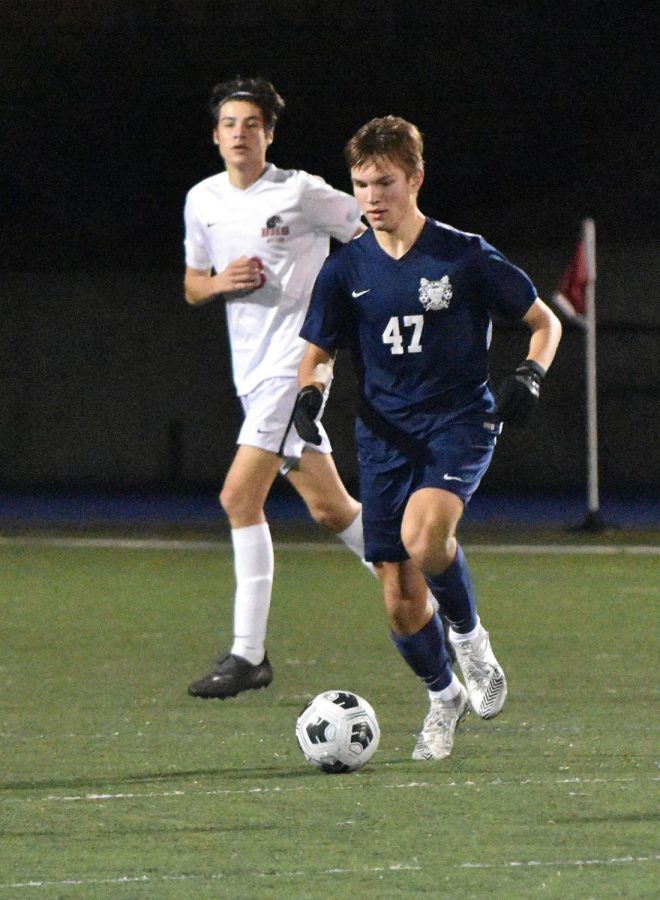 Calvin Wooll runs with the ball in Carlmonts 2-0 victory at home against Burlingame.