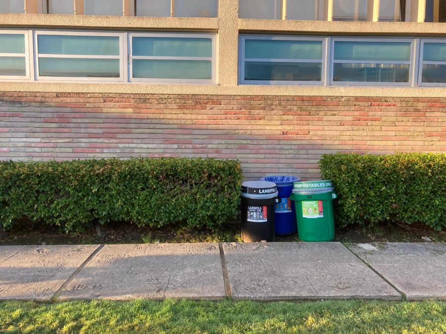 There+are+new+tri-bins+at+the+D-hall+outdoor+space%2C+where+students+eat+lunch+and+pass+by.+These+bins+are+new+this+year+and+can+be+seen+all+around+campus.