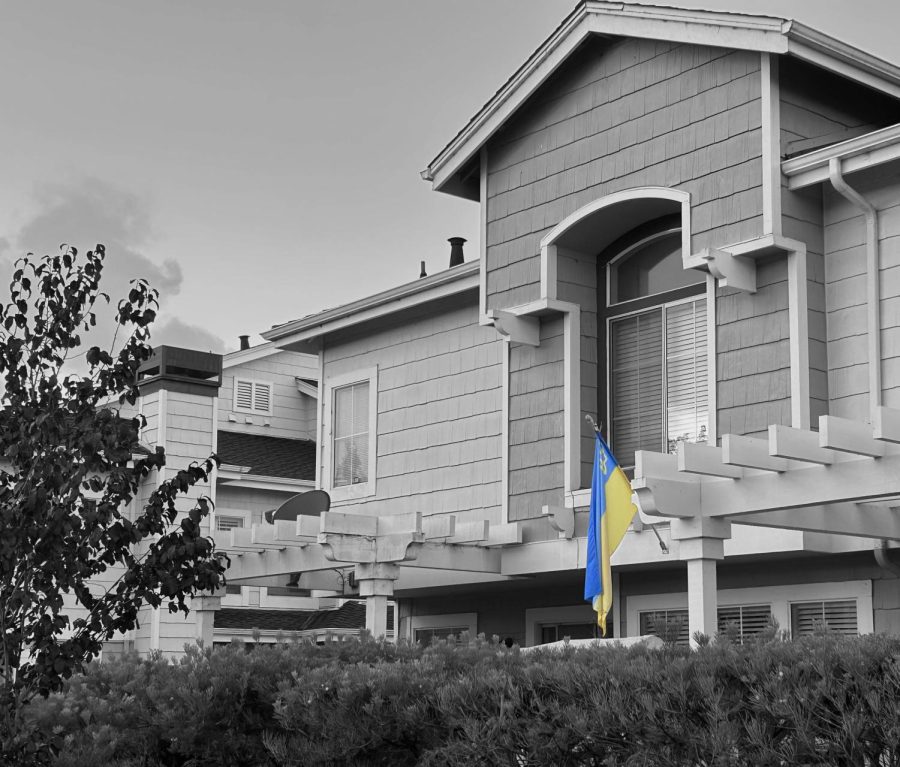 Residents of the Bay Area hang up Ukrainian flags to show their support.