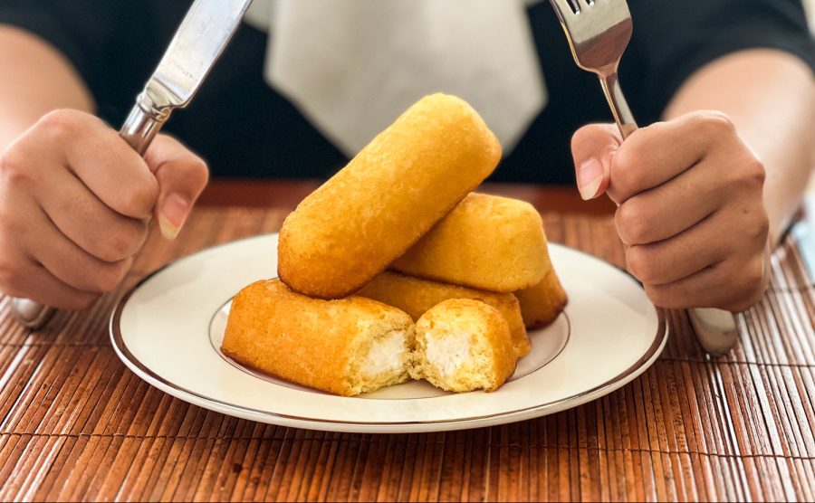Twinkies. Gorgeously golden brown, cream-filled sponge cakes that are almost entirely made up of cholesterol and fat, yet they are not necessarily an unhealthy food. 