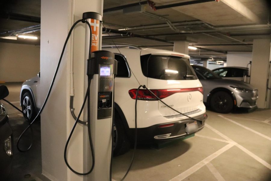 Electric+cars+charge+in+a+parking+garage.