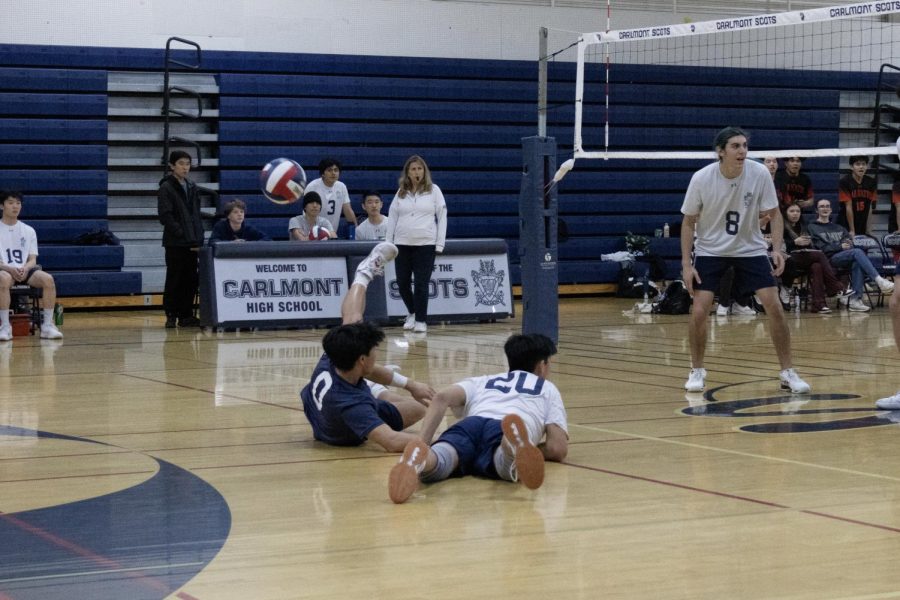 Junior libero Will Won and middle hitter Kevin Tomita dive for the ball.