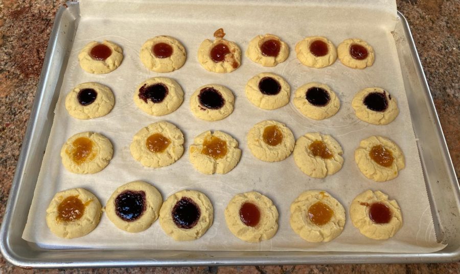 A tray of jam cookies