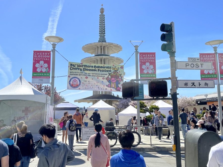 Northern+California+Cherry+Blossom+Festival+attendees+stroll+around+San+Francisco+Japantown%E2%80%99s+Peace+Plaza%2C+where+there+are+several+different+informational+booths.