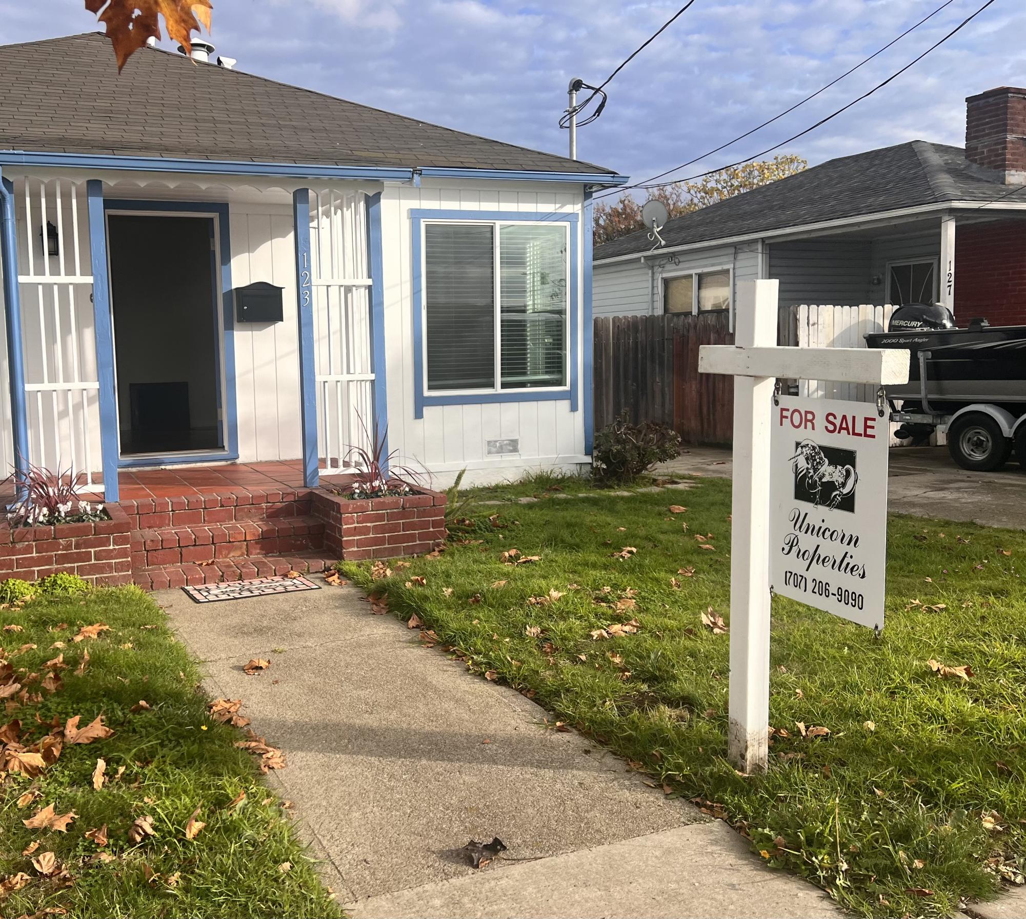 Inflation amidst home prices is a massive burden upon citizens looking to settle in the beloved Bay Area. Currently listed at $1 million, the bold price of this Alameda property reflects the difficulty of home hunting.