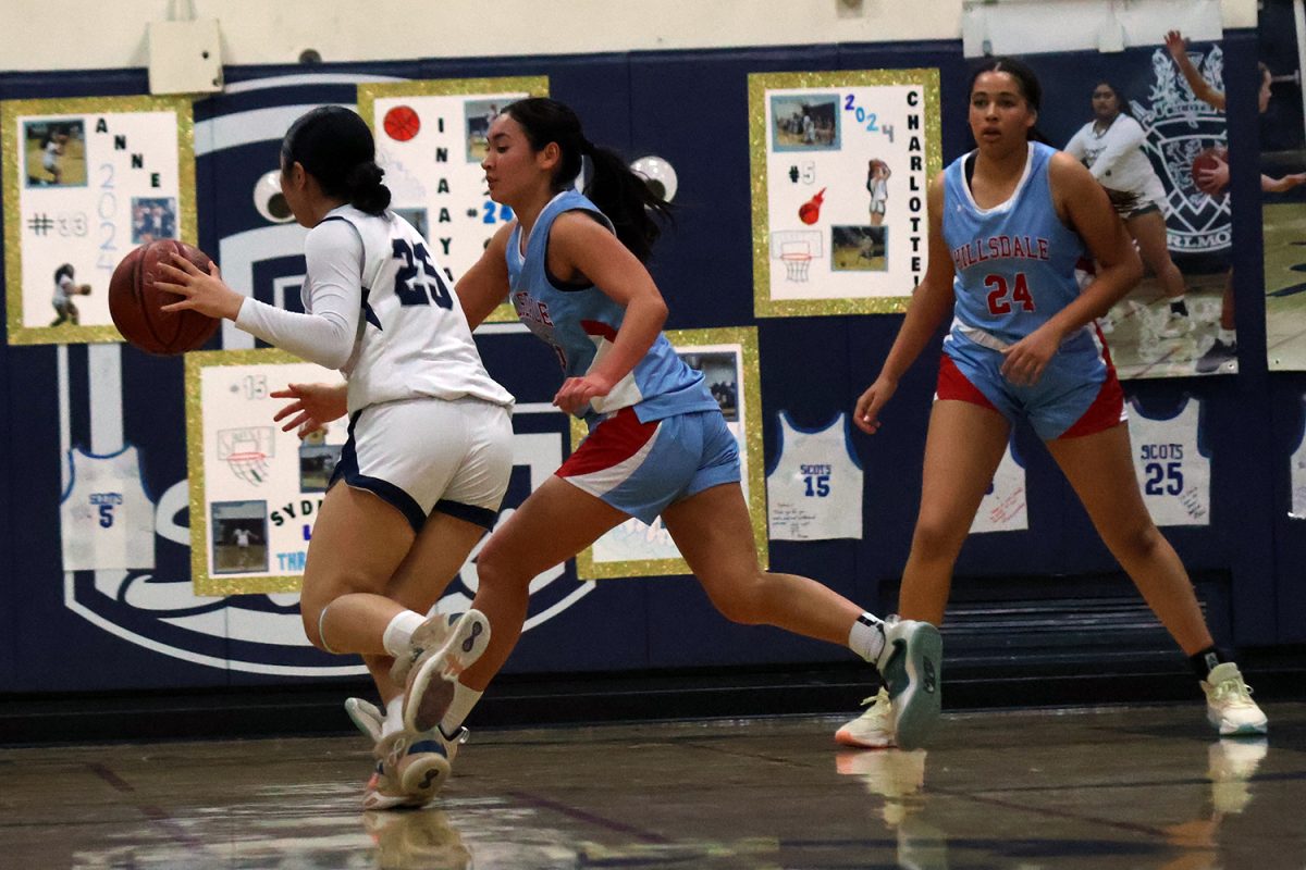 Ishibashi-To uses her speed to beat the defender on the sideline. By running to the edge of the court, Ishibashi-To created space for her teammates to run. She then passed the ball into the key, where her teammate scored a quick layup.