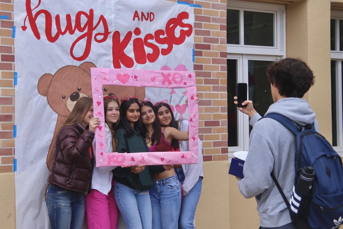 Senior Scots pose for a picture at the hugs and kisses poster. These photo opportunities allow people to meet other students as they search for someone to take their group photo. Groups of friends file in, waiting for their turn to get a picture showing off their Valentine’s Day spirit.