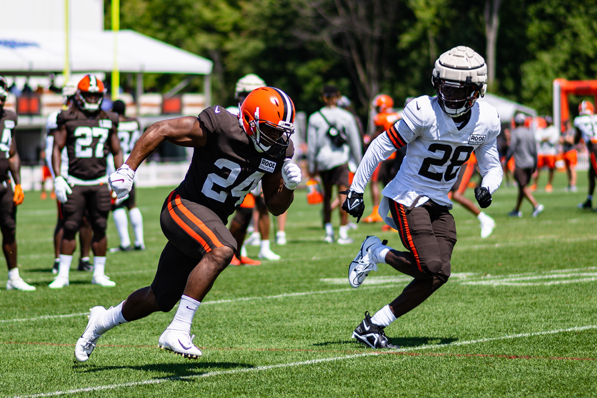 Browns linebacker Jeremiah Owusu-Koramoah chases running back Nick Chubb in practice. In 2022, linebackers were required to wear Guardian Caps in preseason practices, but running backs were not. The Guardian Cap mandate during preseason practice has since been expanded to include all positions