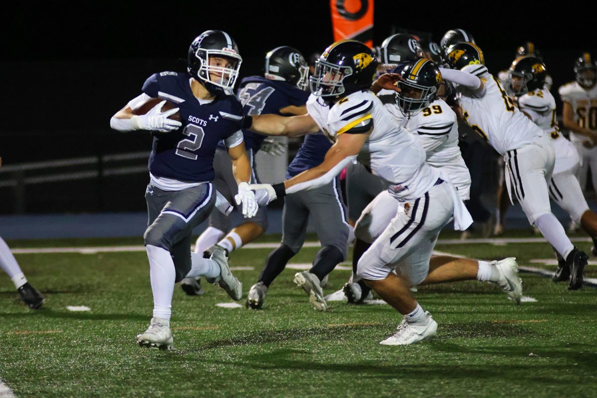 Senior Daniel Mattioli narrowly avoids contact with a Tiger defender. Carlmont’s offensive line held off several players from the other team, ensuring that Mattioli had minimal defensive pressure to beat. Once he passed his initial defender, he ran for several yards before a flag was thrown on the play.