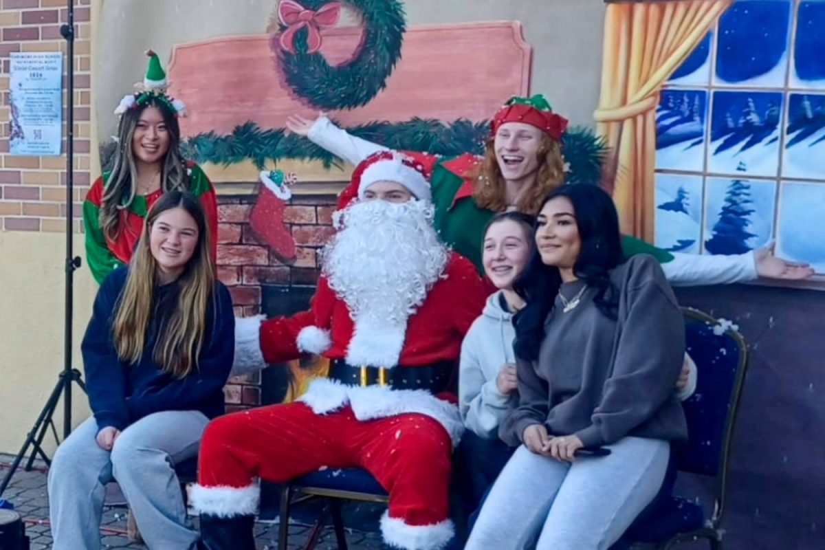 Freshman Callie Hernandez and her friends pose for a picture with Santa and the elves. This was one of the many lunchtime activities that took place in the quad. “My favorite lunchtime activity was Santa or the hot cocoa with the whipped cream,” Hernandez said.