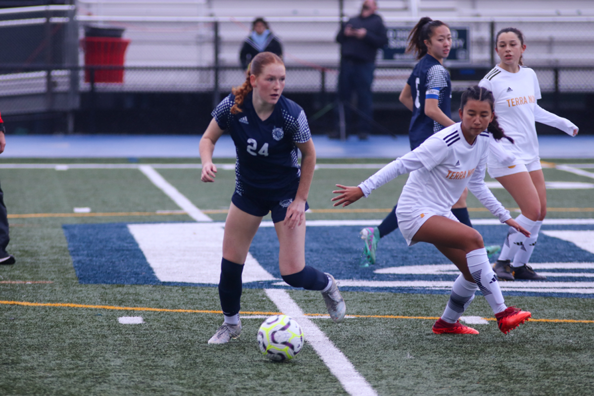 Carlmont sophomore Delaney Kumer looks to pass to her teammate down field. Kumer had one goal late in the second half to help bring the Scots the win. As a midfielder, it is important that  Kumer is able to bring the ball up and pass it up to the attackers. 