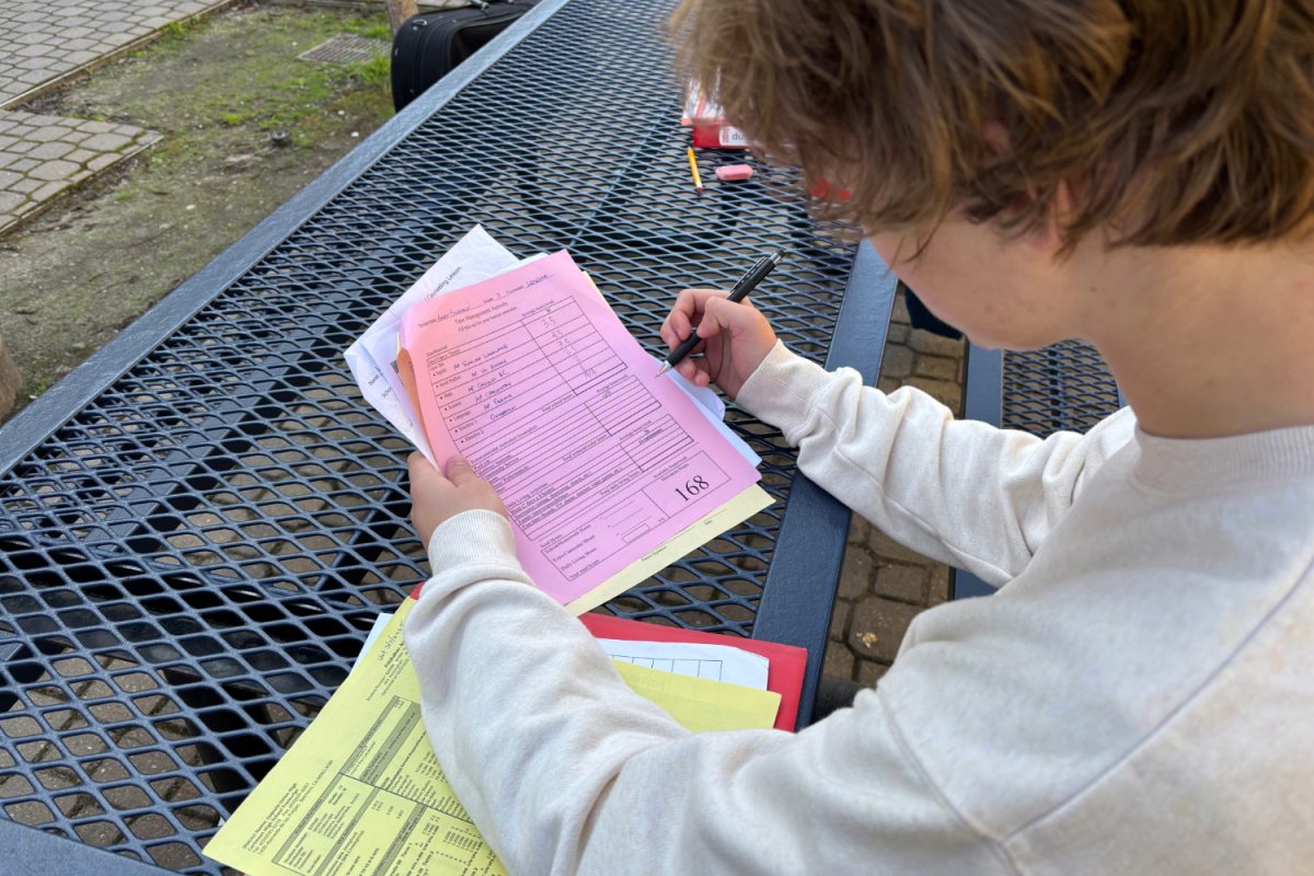 A student plans out his classes on a course workload paper. "We give them the paper to say,  'If  this is all the course load that you're willing to take on, this is how much you can expect to work,'" said Akia Washington, a counselor at Carlmont.