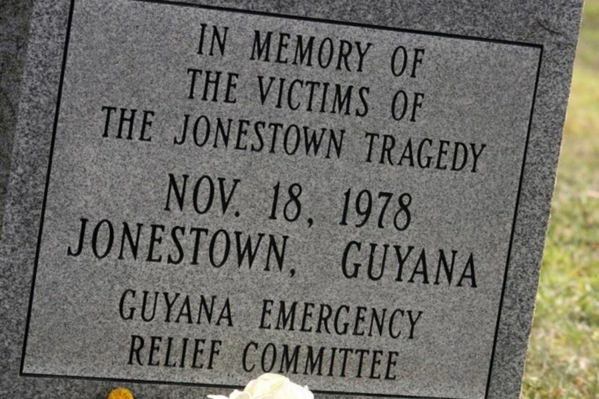 Jonestown Memorial-2010 1178 / Oakland Local / Flickr / 	CC BY-NC-ND 2.0